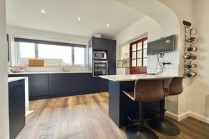 Kitchen/Breakfast Room- click for photo gallery